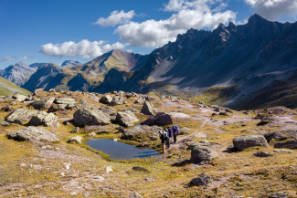 Die Trekkingroute führt an zahlreichen Bergseen vorbei (Foto: © Caroline Fink) Die Trekkingroute führt an zahlreichen Bergseen vorbei