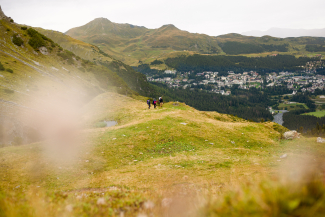 Die Zivilisation in Sichtweite: Nach drei Tagen kommt die Trekking-Gruppe in Arosa an (Foto: © Caroline Fink) Die Zivilisation in Sichtweite: Nach drei Tagen kommt die Trekking-Gruppe in Arosa an