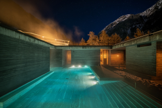 7132 Therme in Vals (Foto: © Dominik Gehl) Aussenbad der 7132 Therme in Vals am Abend