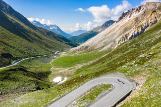 Rasante Abfahrt vom Forcola di Livigno (Foto: © Graubünden Ferien / Andreas Meyer) Nathalie Schneitter und Florian Vogel fahren vom Forcola di Livigno hinunter