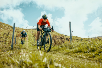 Nathalie Schneitter unterwegs auf dem Gravelbike in der Surselva (Foto: © Schweiz Tourismus) Nathalie Schneitter unterwegs auf dem Gravelbike in der Surselva