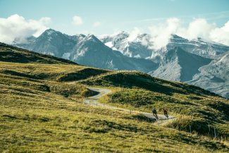 Gravelbiker*innen unterwegs in der Surselva (Foto: © Schweiz Tourismus) Gravelbiker*innen unterwegs in der Surselva