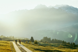 Gravelbiker*innen unterwegs in der Surselva (Foto: © Schweiz Tourismus) Gravelbiker*innen unterwegs in der Surselva