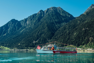 Lago di Poschiavo mit Schiff (Foto: Valposchiavo Turismo) Lago di Poschiavo mit Schiff