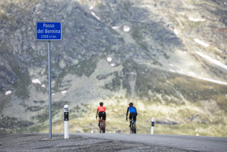 Passo del Bernina – der Berninapass (Foto: © Graubünden Ferien / Andreas Meyer) Nathalie Schneitter und Florian Vogel auf dem Berninapass