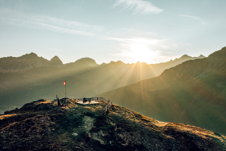 Sonnenuntergang über dem Crap Farreras (Foto: © Schweiz Tourismus / Christian Meixner) Aussichtspunkt Crap Farreras