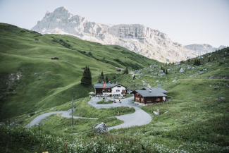 Berghaus Alpenrösli mit der imposanten Sulzfluh im Hintergrund