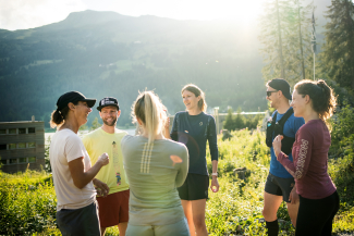 Auch ein Schwätzchen mit der Laufgruppe gehört beim Trailtreff dazu. (Marco Hartmann) Laufgruppe beim Schwätzchen in Lenzerheide