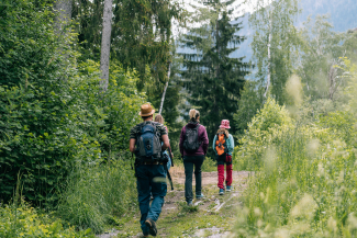 Wander*innen in der Rheinschlucht (Foto: © Ann Ziegler) Wander*innen in der Rheinschlucht