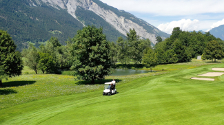 Corsin Caviezel zeigt Kilian Bamert im Golfwagen den Golfplatz von Domat/Ems (Foto: © Saturday.and.Sunday) Golfwagen