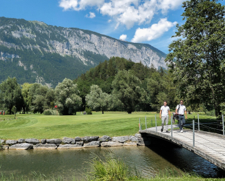 Die Parkanlage des Golfplatz Domat/Ems (Foto: © Saturday.and.Sunday) Corsin Caviezel und Kilian Bamert laufen über eine Holzbrücke