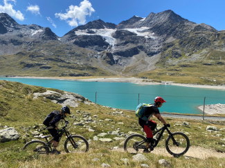 Patrick Dreher und sein Sohn beim Lago Bianco (Foto: © Patrick Dreher, Graubünden Ferien) Patrick Dreher und sein Sohn beim Lago Bianco