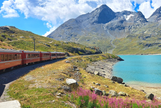 Ein Zug der Rhätischen Bahn am Lago Bianco (Foto: © Patrick Dreher, Graubünden Ferien) Ein Zug der Rhätischen Bahn am Lago Bianco
