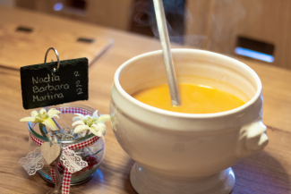 Zur Vorspeise gab’s Gemüsesuppe. (Foto Nadja Maurer) Gemüsesuppe in der Grialetschhütte