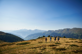 Wander*innen unterwegs in Arosa (Foto: © Arosa Tourismus / Nina Hardegger-Mattli) Wander*innen unterwegs in Arosa