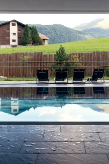 Das Schwimmbecken im Aussenbereich mit Bergblick (Foto: © Thalia Wünsche) Das Schwimmbecken im Aussenbereich mit Bergblick