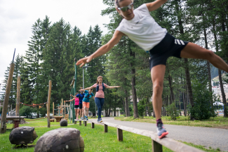 Balance-Übung beim Trailrunning in Davos (Foto: © Marco Hartmann, Graubünden Ferien) Balance-Übung beim Trailrunning in Davos