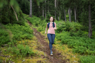 Thalia testet das Trailrunning-Angebot in Davos (Foto: © Marco Hartmann, Graubünden Ferien) Thalia testet das Trailrunning-Angebot in Davos