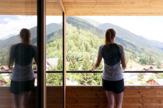 Balkon mit Sicht auf Disentis (Foto: © Thalia Wünsche) Balkon mit Sicht auf Disentis