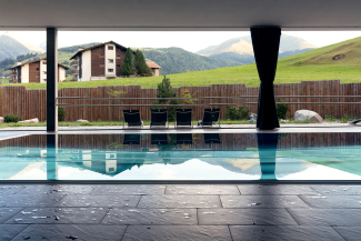 Das Schwimmbecken im Aussenbereich mit Bergblick. (Foto: © Thalia Wünsche) Das Schwimmbecken im Aussenbereich mit Bergblick.