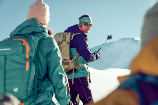 Bergführerin Bettina Leimgruber kennt sich in der Region Davos Klosters bestens aus (Foto: © Schweiz Tourismus / Lorenz Richard) Bergführerin Bettina Leimgruber zeigt auf einen Berggipfel in der Region Davos Klosters