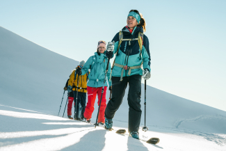 Bettina Leimgruber ist Bergführerin aus Leidenschaft (Foto: © Schweiz Tourismus / Lorenz Richard) Bergführerin Bettina Leimgruber führt eine Gruppe Skitoureneinsteiger durch die Bündner Berge