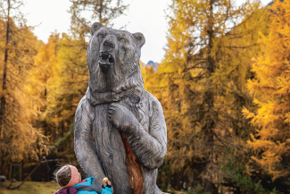 Das Modell des Bären am Wegrand des Senda da l’uors © Nico Schärer Das Modell des Bären am Wegrand des Senda da l’uors