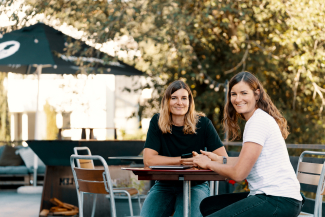 Die Gehrig-Zwillinge im Café der Flem Mountain Lodge