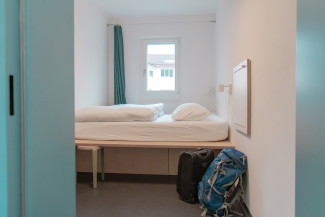 Minimalistisch, aber trotzdem alles da, was man fürs Übernachten im Hostel braucht: Ein Mikro-Doppelzimmer. (Foto: © Nadja Cantieni) Minimalistisch, aber trotzdem alles da, was man fürs Übernachten im Hostel braucht: Ein Mikro-Doppelzimmer.