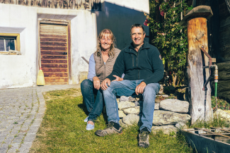 Vreni und Rico Lamprecht sind Bergbauern und Gastgeber mit Herzblut (Foto: © Schweiz Tourismus / Christian Meixner) Bergbauern und Gastgeber Vreni und Rico Lamprecht