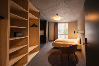 Die Zimmer sind geräumig und mit offenem Grundriss. (Foto: © Graubünden Ferien / Marco Hartmann) Die Zimmer sind geräumig und mit offenem Grundriss
