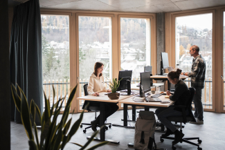 Der Coworking-Space mit acht individuellen Arbeitsplätze und top Infrastruktur. (Foto: © Graubünden Ferien / Marco Hartmann) Der Coworking-Space mit acht individuellen Arbeitsplätze und top Infrastruktur