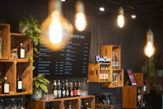 Der gemütlichste Ort: Die Lounge mit Bar, Sitzgelegenheiten und Cheminée-Ecke (Foto: © Graubünden Ferien / Marco Hartmann) Der gemütlichste Ort: Die Lounge mit Bar, Sitzgelegenheiten und Cheminée-Ecke