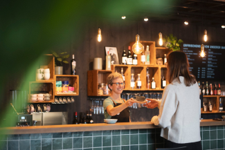 An der Bar gibt es köstlichen Kaffee, erfrischende Getränke und nachmittags ein kleines Kuchenbuffet. (Foto: © Graubünden Ferien / Marco Hartmann) An der Bar gibt es köstlichen Kaffee, erfrischende Getränke und nachmittags ein kleines Kuchenbuffet