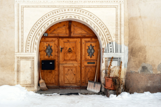 Eingangstoor mit Sgraffiti in Ardez