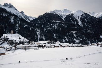 Blick auf das Bergdorf Ardez