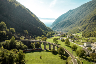 Kreisviadukt bei Brusio (Foto: © Schweiz Tourismus / André Meier) Ein Zug der Rhätischen Bahn fährt über das Kreisviadukt bei Brusio in der Valposchiavo