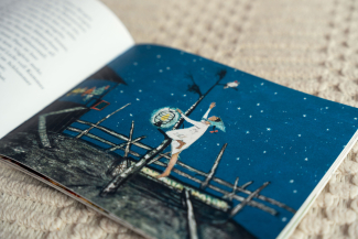 Kinderbuch Flurina (Foto: © GRF, Thalia Wünsche) Kinderbuch Flurina beim Camping Viva