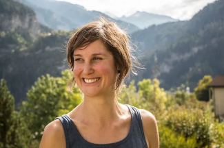 Yogalehrerin Erika Kunfermann (Foto: Gian Casty, Thusis) Yogalehrerin Erika Kunfermann steht lächelnd vor einer Bergkulisse in Graubünden