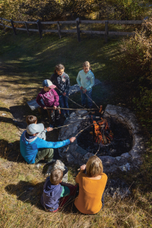 Accogliente barbecue al camino Pradellas (Foto: © Nico Schaerer) Grigliate in famiglia davanti al camino dei Pradella a Sta. Maria