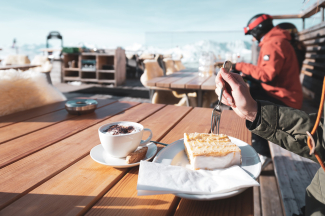 Cremeschnitte geniessen auf der Motta Hütte Lenzerheide (Foto: © GRF, Marco Hartmann) Cremeschnitte geniessen auf der Motta Hütte Lenzerheide