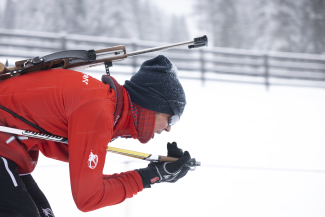 Das Gewehr ist immer auf dem Rücken zu tragen. (Foto: © Schweiz Tourismus, Dominik Baur) Das Gewehr ist immer auf dem Rücken zu tragen.