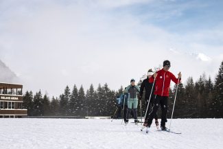 Die Roland Arena ist Treffpunkt für Biathlon-Begeisterte und solche, die es noch werden wollen. (Foto: © Schweiz Tourismus, Dominik Baur) Die Roland Arena ist Treffpunkt für Biathlon-Begeisterte und solche, die es noch werden wollen.