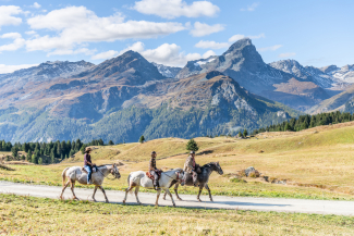 Pferdetrekking auf der Alp Flix – Abenteuer auf dem Rücken der Pferde vor grandioser Kulisse (Foto: © Tourismus Savognin Bivio Albula AG / Mattias Nutt) Drei Reiter beim Pferdetrekking auf der Alp Flix in der Val Surses, umgeben von eindrücklicher Berglandschaft