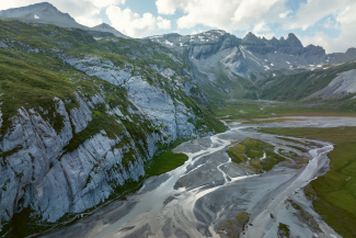 Die Tektonikarena Sardona im Hintergrund die Tschingelhörner und im Vordergrund die Sardonaböden. (Foto: © Nico Schaerer) Die Tektonikarena Sardona im Hintergrund die Tschingelhörner und im Vordergrund die Sardonaböden.