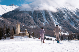 Langlaufen auf der Genuss Loipe im Engadin (Foto: © Engadin Tourismus) Langlaufende auf der Genuss Loipe im Engadin
