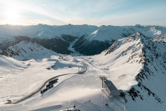 Early Bird Skifahren in Davos Klosters (Foto: © Andri Flury) Berglandschaft beim Early Bird Skifahren im Skigebiet Parsenn in Davos Klosters
