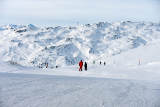 Skifahren in Laax (Foto: © GRF, Marco Hartmann) Skirahrende auf der Piste in Laax