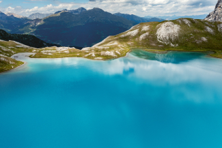 Der tiefblaue Lai da Rims. (Foto: Nico Schaerer) Der tiefblaue Lai da Rims.