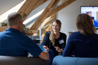 Eine Frau spricht mit einem Mann
